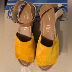 Seychelles Yellow and brown wedges